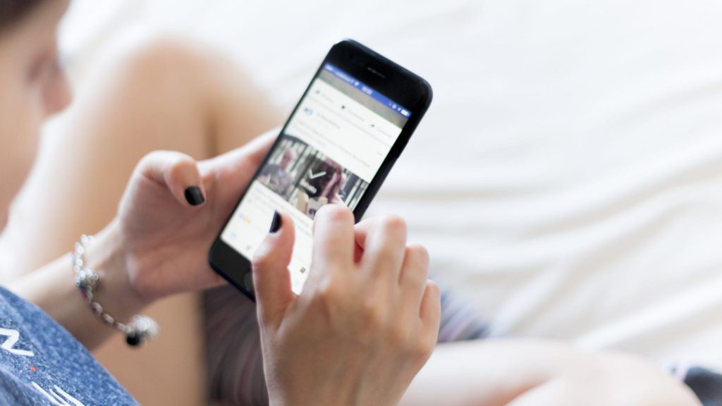 Image for How to Text a GIF: Find, Create, and Send GIFs From Your Business [Plus Examples]